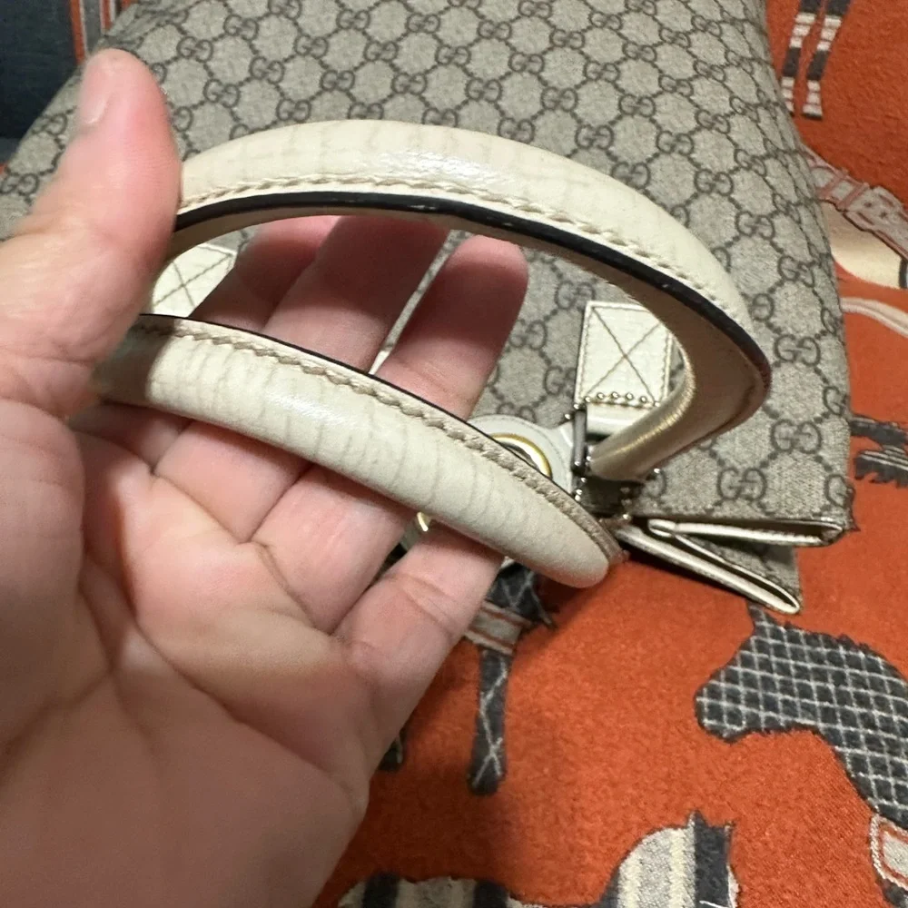 GUCCI ❤️🌟BEIGE MONOGRAM TOTE ⭐️ - Picture 3 of 10